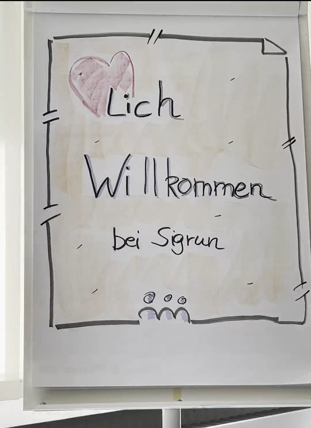 Ein Flipchart mit einem Herz und dem Text "Herzlich Willkommen bei Sigrun"